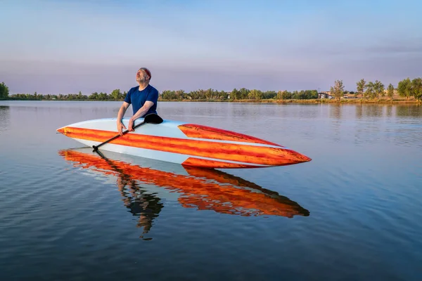 Starszy Mężczyzna Wstać Paddler Korzystających Wschód Słońca Spokojnym Jeziorze Kolorado — Zdjęcie stockowe