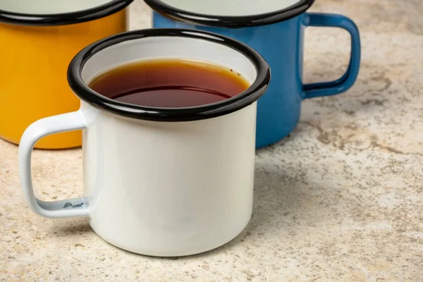 Taza Esmalte Metal Caliente Sobre Fondo Baldosas Cerámica —  Fotos de Stock