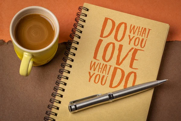 Dělat Milujete Milovat Děláte Motivační Slovo Abstraktní Skicáku Šálkem Kávy — Stock fotografie