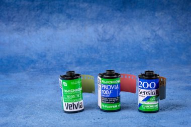 Fort Collins, CO, ABD - 13 Ağustos 2020: 35 mm Fujichrome renkli slayt filmi: Velvia, Provia ve Sensia.