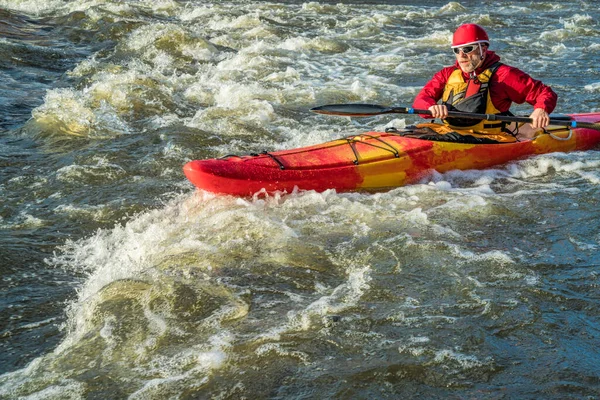 Kayakiste Chevronné Pagayant Amont Rivière Rapidement Rivière Poudre Fort Collins — Photo