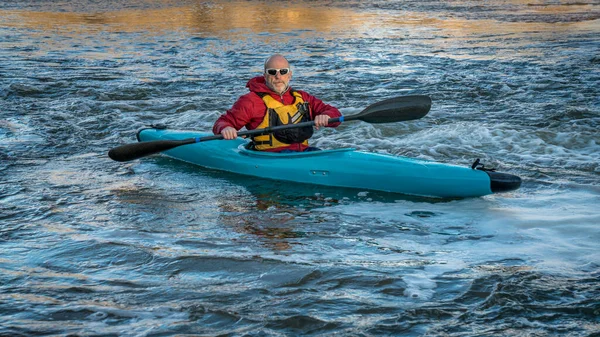 乱流の川でホワイトウォーターカヤックを漕ぐシニア男性 コロラド州北部のサウスプラット川 フィットネスやレクリエーションの概念 — ストック写真