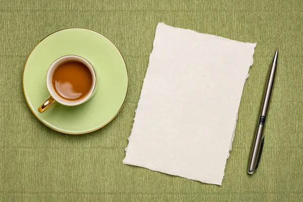 コーヒーと白のカディ ラグ紙の小さなシート — ストック写真