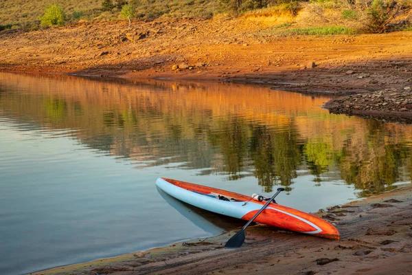 Corrida Longa Estreita Stand Paddleboard Lago Montanha Calma Latesummer Reservatório — Fotografia de Stock