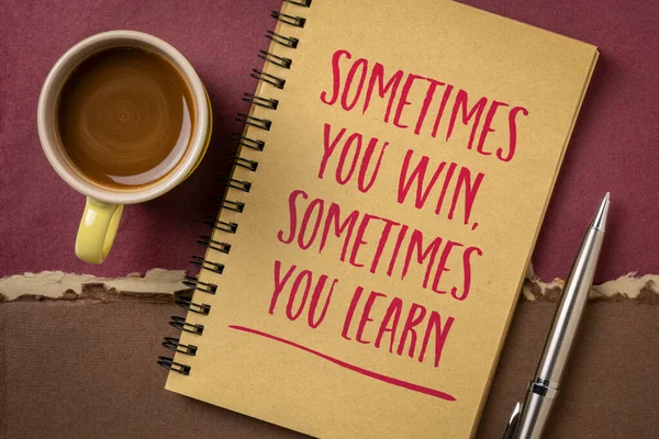時には勝つ 時には学ぶ コーヒー 成功と失敗 ビジネス 教育と個人的な開発の概念のカップとスケッチブック上の感動的な手書き — ストック写真