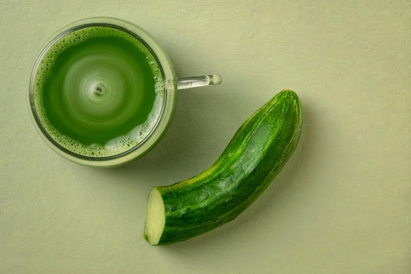 Uma Xícara Vidro Suco Pepino Verde Caseiro Fundo Papel Com — Fotografia de Stock