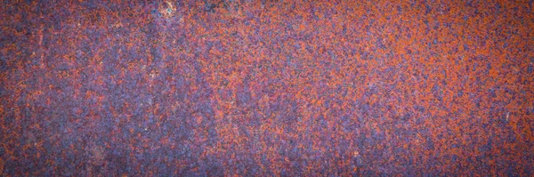 红色和锈迹斑斑的铁质漆成的垃圾车车身 全景网页横幅 — 图库照片