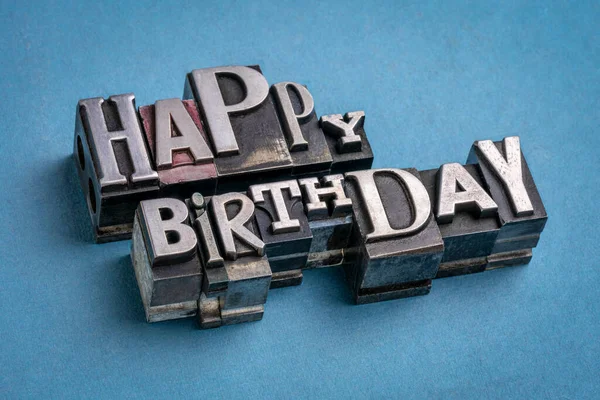 在手工做的破纸片上用老式金属型印刷块祝贺你生日快乐 — 图库照片