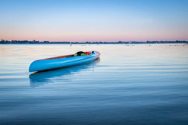 Corridas Longas Estreitas Stand Paddleboard Flutuando Lago Calmo Colorado Recreação — Fotografia de Stock