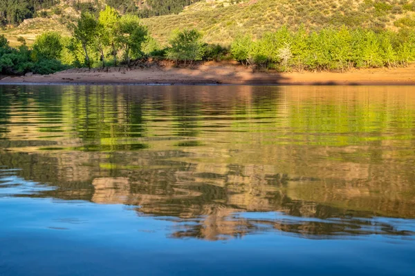 コロラド州北部にあるホーセットトゥース貯水池の海岸 フォートコリンズ地域の人気のレクリエーション地 水面反射のある夏の朝の風景 — ストック写真