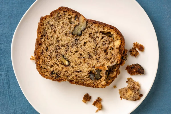 Rebanada Pan Plátano Con Nueces Plato Blanco Concepto Postre — Foto de Stock