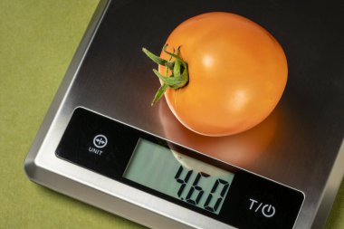 Dijital beslenme ölçeğinde taze sarı domates, sağlıklı beslenme kavramı