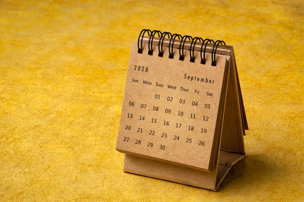 Září 2020 Spirálový Stolní Kalendář Žlutém Ručně Vyrobeném Kůrovém Papíru — Stock fotografie