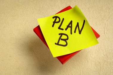 B planı - bir hatırlatma notunda el yazısı, iş değişikliği veya kişisel planlar ve hedefler