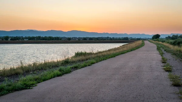 Atardecer Sobre Carril Bici Con Montañas Rocosas Fondo Uno Los — Foto de Stock