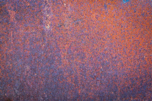 红色和锈迹斑斑的铁质漆成的垃圾车车身 — 图库照片
