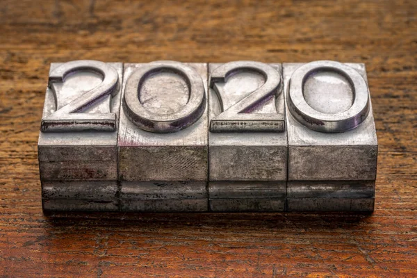 2020 Anno Tipografia Grintosa Vintage Tipo Metallo Contro Legno Rustico — Foto Stock