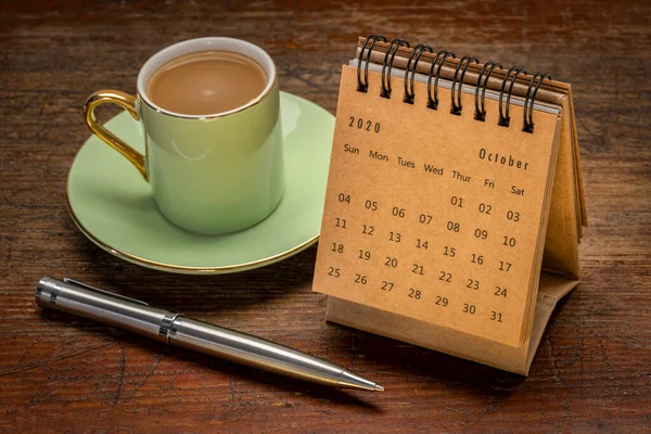 Oktober 2020 Spiralförmiger Tischkalender Auf Rustikalem Holztisch Mit Einer Tasse — Stockfoto