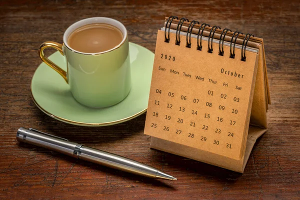 Oktober 2020 Spiraalvormige Bureaubladagenda Een Rustieke Houten Tafel Met Een — Stockfoto