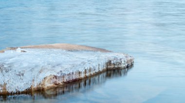 Sakin göl ve kumtaşı buzla kaplı, Colorado kış manzarası bir kopyasıyla