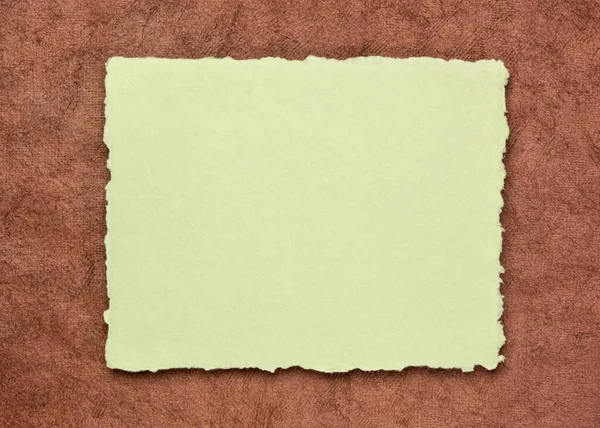 Jasny Zielony Brązowy Abstrakt Arkusz Pustego Indyjskiego Ręcznie Robionego Papieru — Zdjęcie stockowe