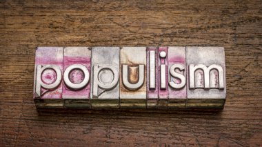 Popülizm kelimesi kaba ahşap, politik ve sosyal kavramlara karşı mürekkep basılmasıyla lekelenmiş cesur, klasik harf baskı metali türünde soyut.