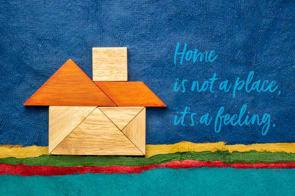 家不是一个地方 它是一个感人至深的引文 它有一幅用七巧板木片建成的房子和用彩色手工纸片建成的风景的抽象图画 — 图库照片