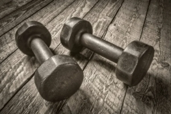 Pair Vintage Iron Rusty Dumbbells Rustic Wood Exercise Fitness Concept — Stock Photo, Image