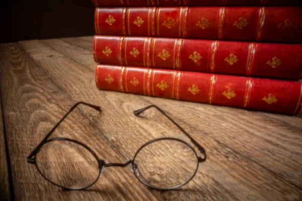 Libros Antiguos Gafas Lectura Imagen Enfoque Suave Con Una Cámara — Foto de Stock