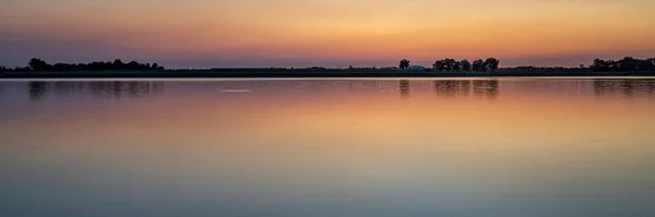夏日黎明在平静的湖面上 博伊德湖国家公园 科罗拉多北部受欢迎的划船和娱乐区 — 图库照片