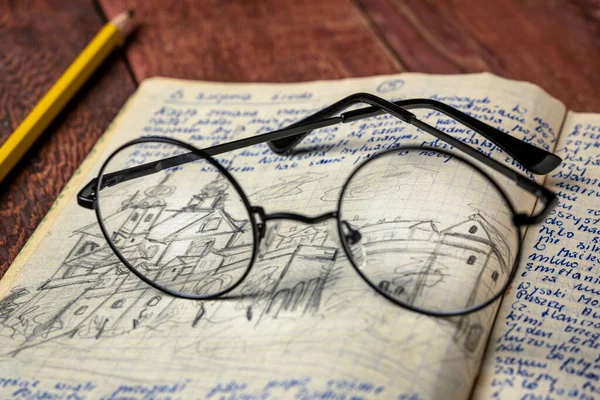 Lendo Óculos Diário Viagem Vintage Com Caligrafia Esboços Lápis Liberação — Fotografia de Stock