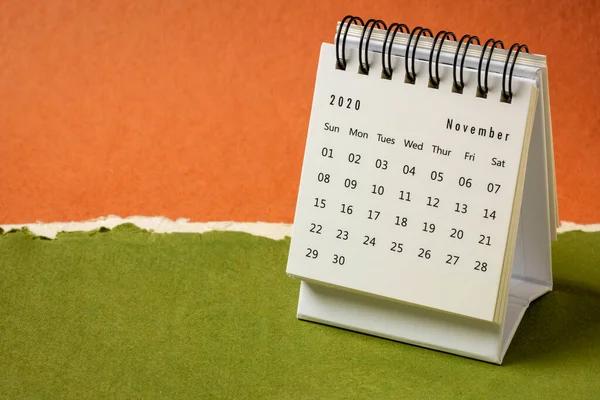 Νοέμβριος 2020 Σπειροειδές Επιτραπέζιο Ημερολόγιο Ενάντια Πολύχρωμο Χειροποίητο Χαρτί Χρόνο — Φωτογραφία Αρχείου