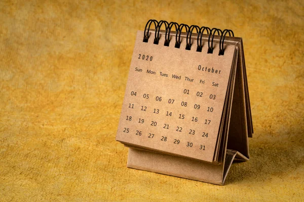 Oktober 2020 Spiralförmiger Desktop Kalender Auf Gelbem Handgeschöpftem Rindenpapier — Stockfoto