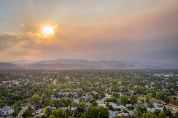 卡梅隆山火 Cameron Peak Fire 2020年9月 在科林斯堡和科罗拉多北部落基山脉前缘上空的野火烟雾 空中景观 — 图库照片