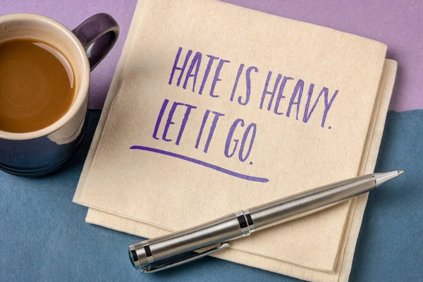 憎しみは重い 行かせてくれ コーヒーを飲みながらナプキンにインスピレーションを得たノート 感情と個人的発達の概念 — ストック写真