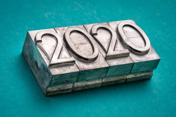 2020 Ano Vintage Tipo Metal Letterpress Gritty Contra Papel Artesanal — Fotografia de Stock