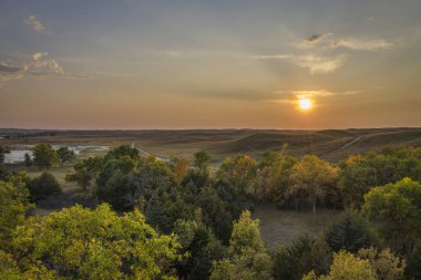 Nebraska Ulusal Ormanı 'ndaki Nebraska Kum Tepeleri üzerinde günbatımı, sonbaharın başlangıcındaki hava manzarası