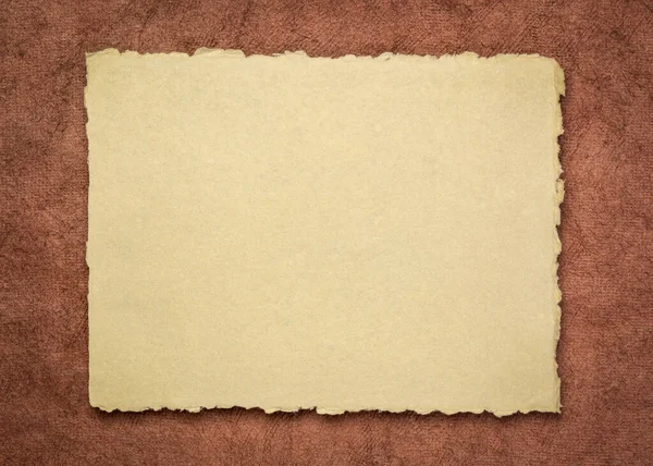 ベージュとブロウの抽象 テクスチャ樹皮紙に対する空白のインドの手作りのぼろ紙のシート コピースペース — ストック写真