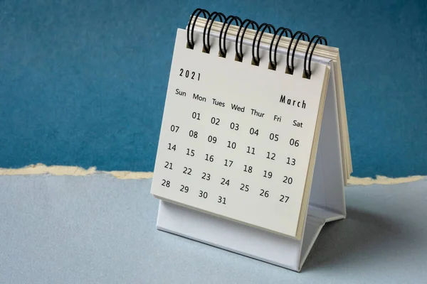 März 2021 Spiralförmiger Desktop Kalender Gegen Buntes Büttenpapier Zeit Und — Stockfoto