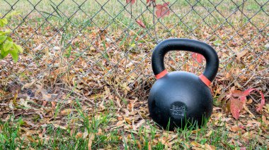 Arka bahçede demir çaydanlık zili - açık hava fitness konsepti