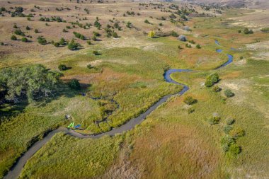 Nebraska Sandhill 'deki bir derenin kıyısındaki kanolar - Kasvetli Nehrin Kuzey Çatalı, sonbaharın başlarında hava manzarası