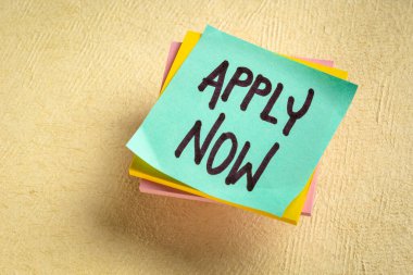 Şimdi uygula - hatırlatma notuna el yazısı, iş pazarlama kavramı