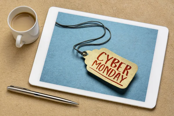 Cyber Poniedziałek Znak Papierowa Metka Ceny Wyświetlana Ekranie Tabletu Cyfrowego — Zdjęcie stockowe