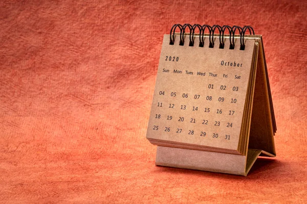 Oktober 2020 Spiralförmiger Desktop Kalender Auf Orangefarbenem Handgeschöpftem Rindenpapier — Stockfoto