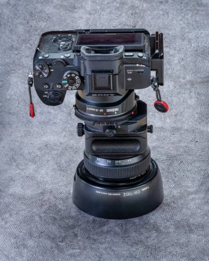 Fort Collins, CO, ABD - 7 Ekim 2020: 45 Canon eğim ve kaydırma lensleri aynasız Sony A7R3 kameraya Metabones adaptörüyle monte edildi - lens hareketlerinin gösterimi.