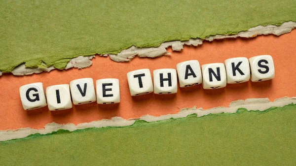 Danktext Hölzernen Buchstabenwürfeln Gegen Abstraktes Grünes Und Orangefarbenes Büttenpapier Thanksgiving — Stockfoto