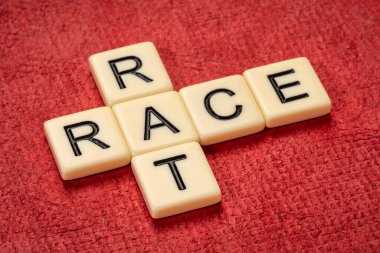 Fildişi harflerle fare yarışı bulmacası desenli kağıt, kariyer, rekabet ve yaşam tarzı kavramına karşı