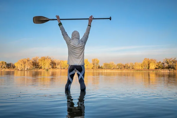 Silhueta Macho Stand Paddler Aquecimento Alongamento Queda Paisagem Lago Norte — Fotografia de Stock