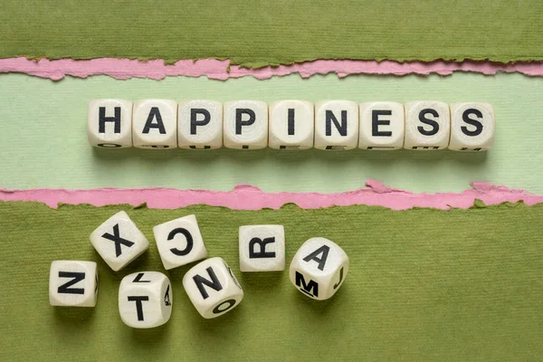 緑の色調で抽象化された紙に対する木製の文字のキューブにおける幸福の言葉 — ストック写真