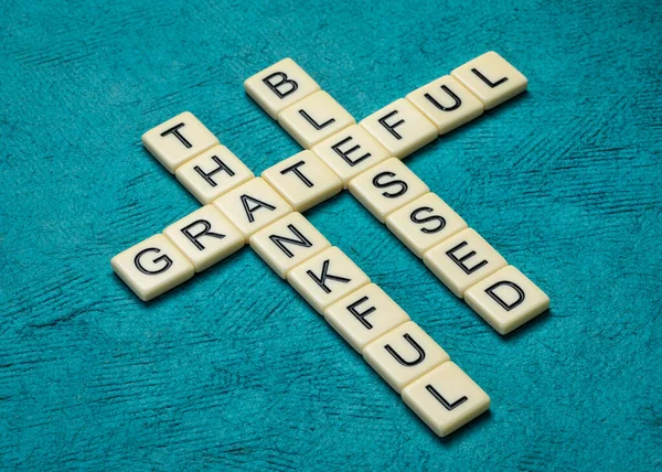 Vděčná Vděčná Požehnaná Duchovní Slova Křížovka Slonovinovými Písmeny Proti Texturovanému — Stock fotografie